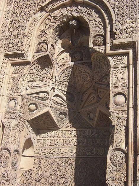 Velika mošeja Divrigi - Zahodna vrata - Silueta senc