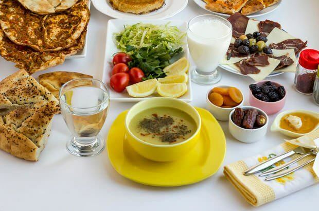 V obrokih iftarja naj bo juha. Juha zmehča organe brez vode.