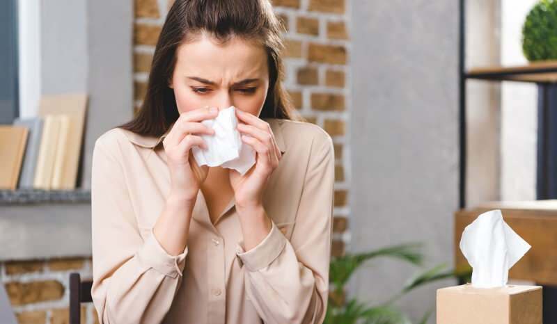 Izcedek iz nosu se pojavi tudi pri alergični očesni mrzlici. 