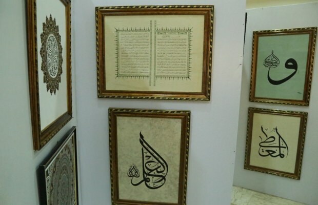 Nigerija krasijo naučili, da umetnost kaligrafije v Turčiji
