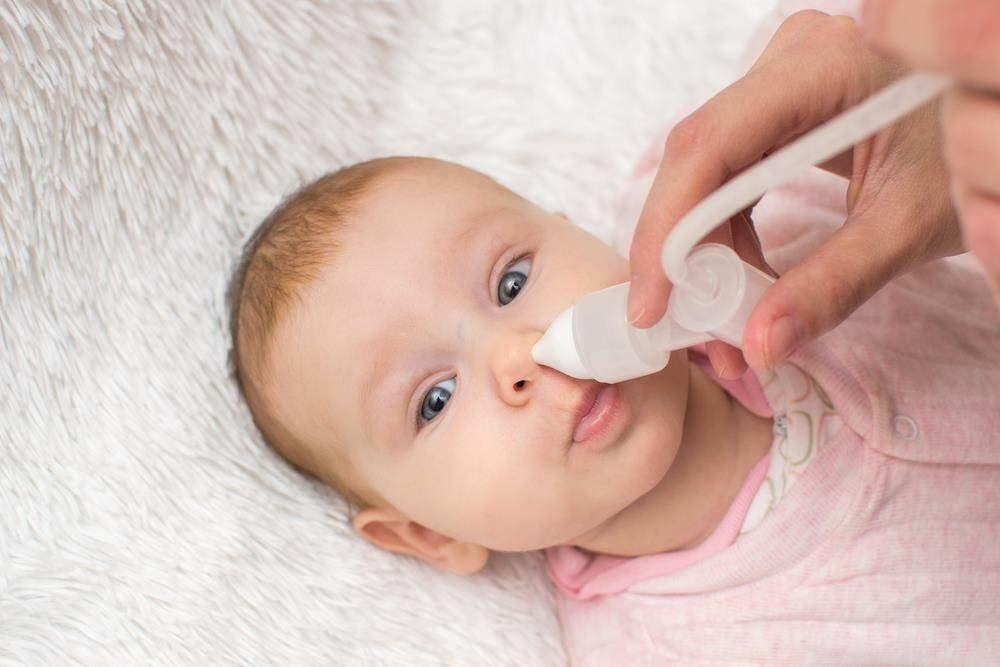 dojenček z zamašenim nosom