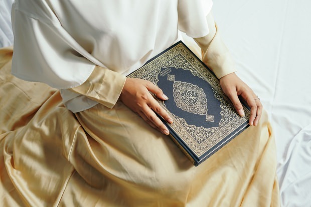 Kakšna je nagrada za branje Sure Kehf v petek? Izgovorjava in vrline Surat al-Kahf v arabščini!