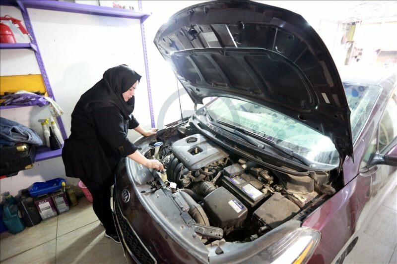 Dva univerzitetna diplomanta Um Rıza postane prva Bagdadova ženska avtomehaničarka