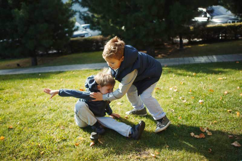 Kaj je 2 starostni sindrom? Kako preprečiti metanje in udarjanje obnašanja pri otrocih?