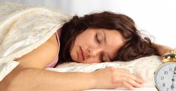 stanja, ki povzročajo znojenje med spanjem ponoči