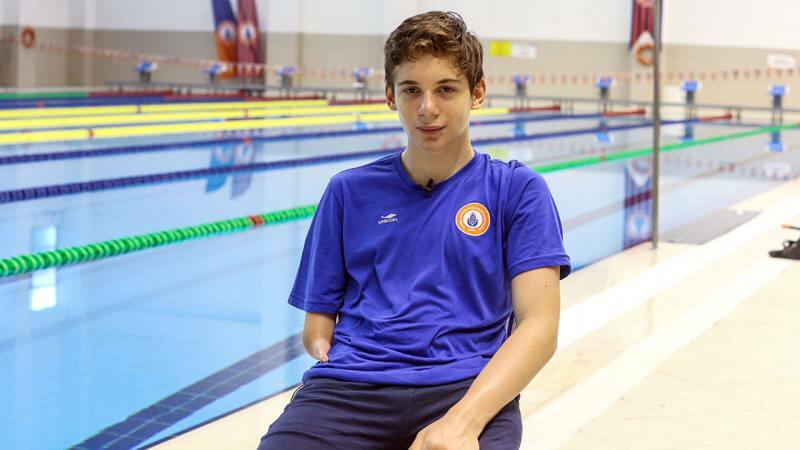 Osvojil 100 medalj v plavanju, poražen zaradi strahu pred vodo!