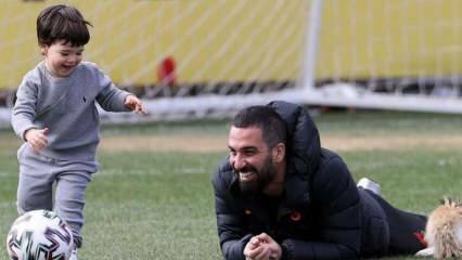 Presenečen gost na treningu Galatasaray! Arda Turan s sinom Hamzo Arda Turan ...
