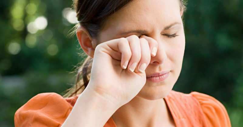 očesno alergijo lahko opazimo na tri načine